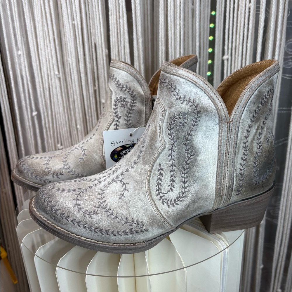 Gray Ankle Boots with Embroidered Design and Medium Heel - Picture 2 of 7